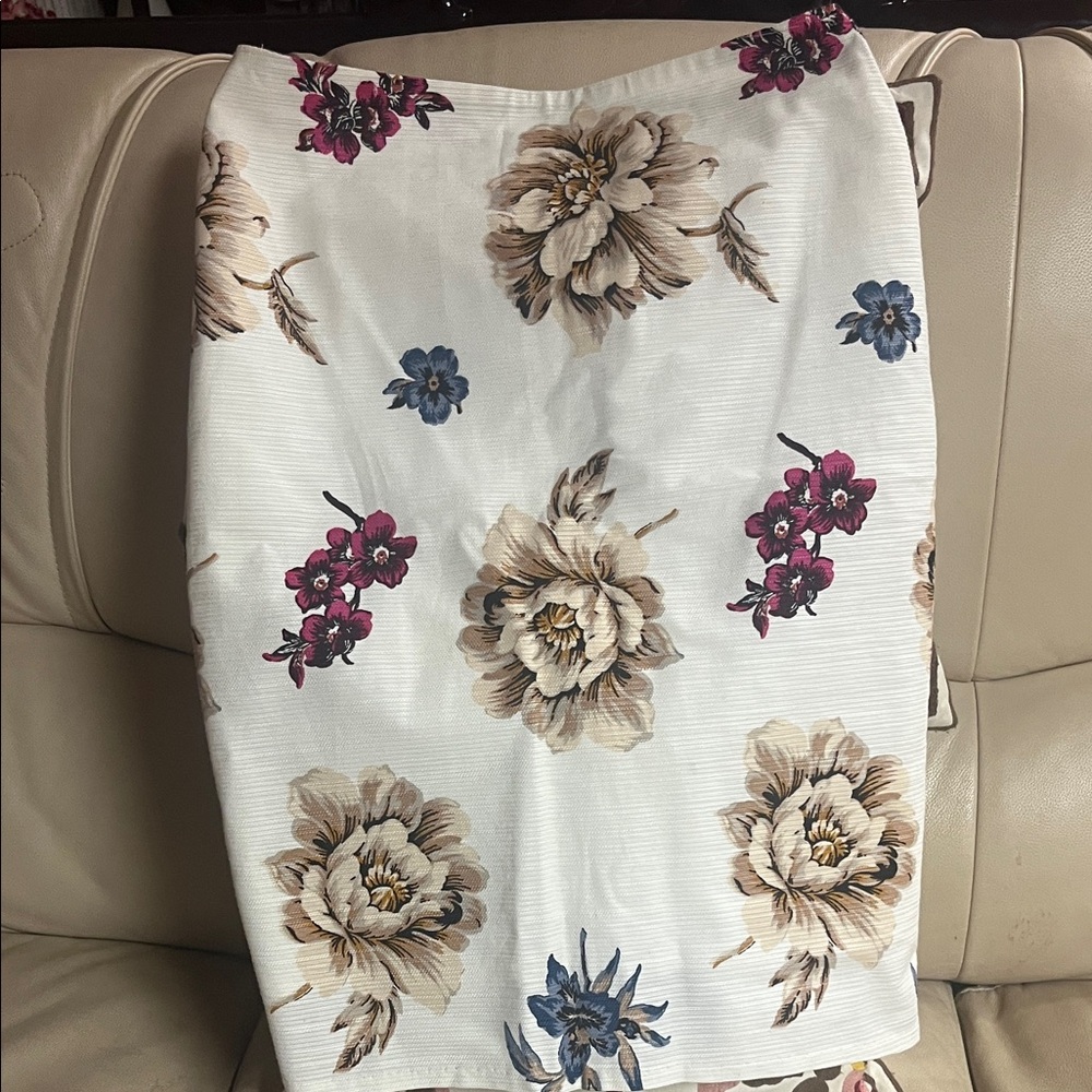 Ann Taylor White Floral Pencil Skirt